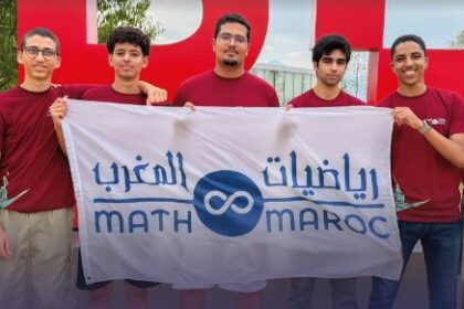 مجموعة من الشباب المغاربة يبتسمون بفخر