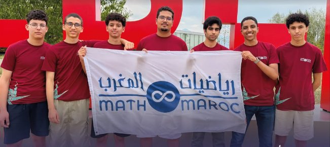 مجموعة من الشباب المغاربة يبتسمون بفخر
