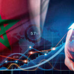 علم المغرب يرفرف عالياً في سماء زرقاء.