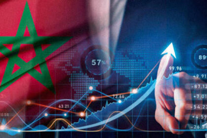 علم المغرب يرفرف عالياً في سماء زرقاء.