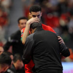 لاعب كرة قدم مغربي يحتفل مع زميله بعد تسجيل هدف في مباراة الفوتسال.