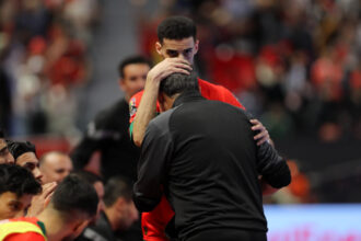 لاعب كرة قدم مغربي يحتفل مع زميله بعد تسجيل هدف في مباراة الفوتسال.