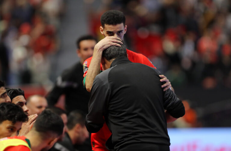 لاعب كرة قدم مغربي يحتفل مع زميله بعد تسجيل هدف في مباراة الفوتسال.
