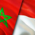 علم المغرب وعلم إندونيسيا يرفرفان جنباً إلى جنب.