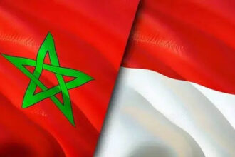 علم المغرب وعلم إندونيسيا يرفرفان جنباً إلى جنب.