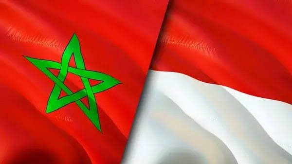 علم المغرب وعلم إندونيسيا يرفرفان جنباً إلى جنب.