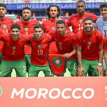 المنتخب المغربي لكرة القدم أمام لافتة تحمل اسم "المغرب"