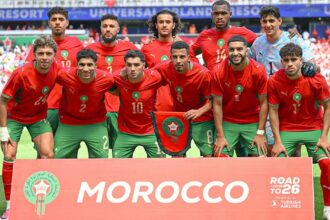المنتخب المغربي لكرة القدم أمام لافتة تحمل اسم "المغرب"