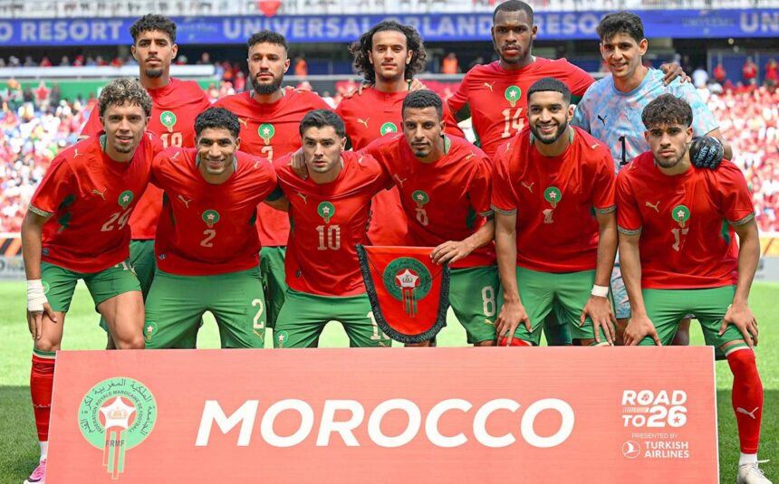 المنتخب المغربي لكرة القدم أمام لافتة تحمل اسم "المغرب"