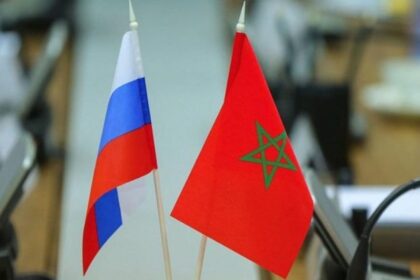 علما المغرب وروسيا متجاوران يرفرفان.
