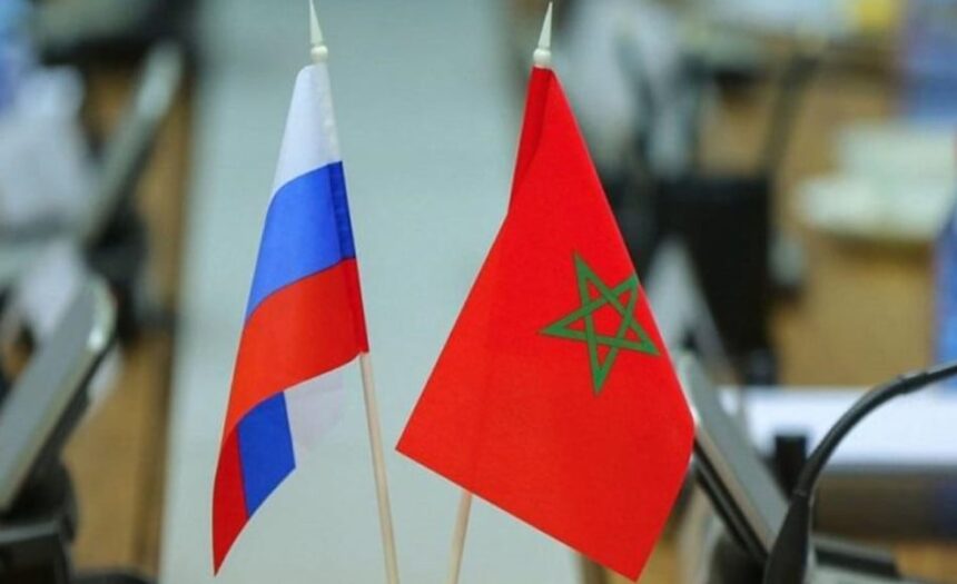 علما المغرب وروسيا متجاوران يرفرفان.