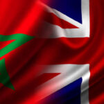 علم المغرب وعلم المملكة المتحدة يرفرفان معاً