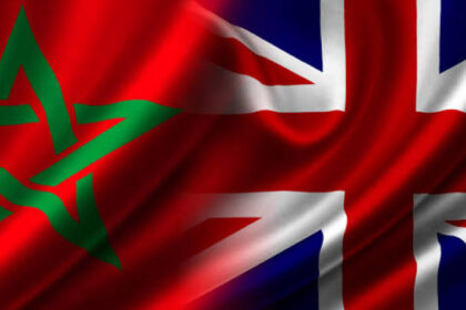 علم المغرب وعلم المملكة المتحدة يرفرفان معاً