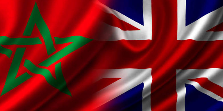 علم المغرب وعلم المملكة المتحدة يرفرفان معاً