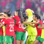 لاعيات المنتخب المغربي يحتفلن بتأهل في ملعب كرة القدم