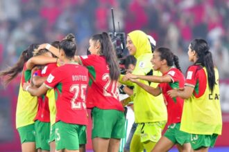 لاعيات المنتخب المغربي يحتفلن بتأهل في ملعب كرة القدم