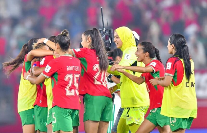 لاعيات المنتخب المغربي يحتفلن بتأهل في ملعب كرة القدم
