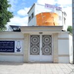 مسجد يحمل لافتتين بالعربية والفرنسية