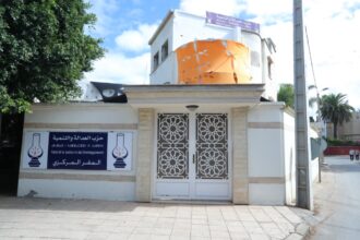 مسجد يحمل لافتتين بالعربية والفرنسية