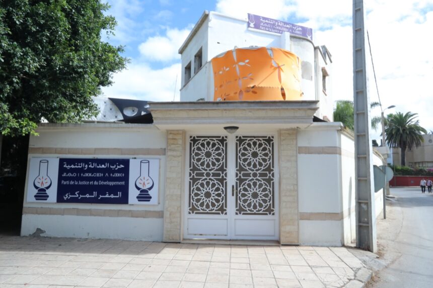 مسجد يحمل لافتتين بالعربية والفرنسية