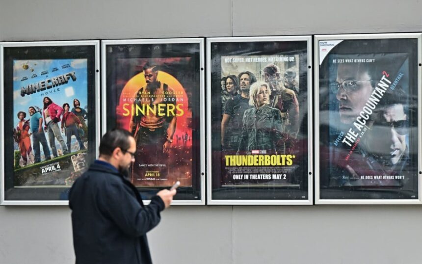 أشخاص أمام ملصقات أفلام، أحدهم يظهر صامويل جاكسون