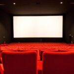 مقاعد فارغة في قاعة سينما مظلمة