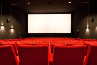 مقاعد فارغة في قاعة سينما مظلمة
