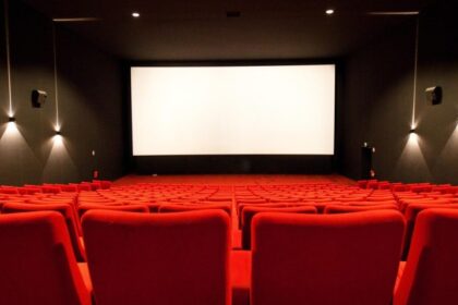 مقاعد فارغة في قاعة سينما مظلمة