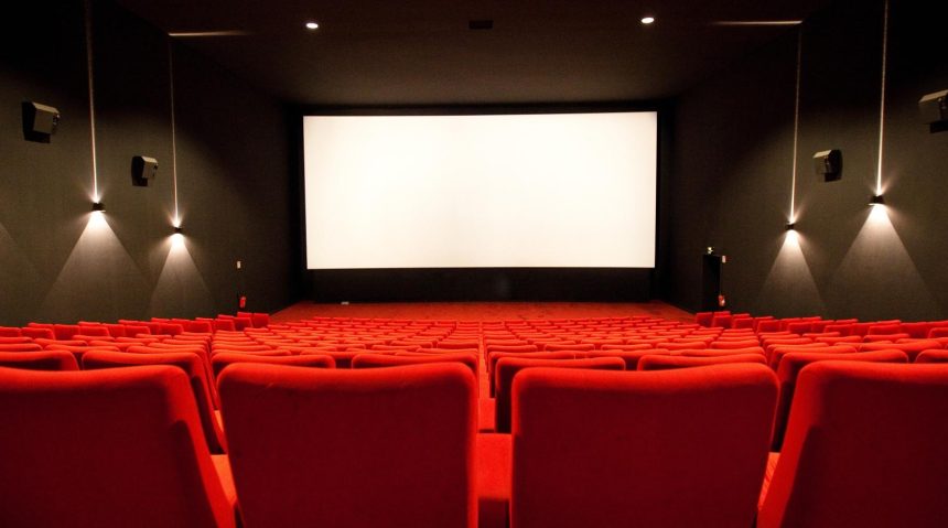مقاعد فارغة في قاعة سينما مظلمة