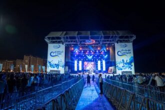 شاب يحمل كاميرا يتجه نحو خشبة المسرح