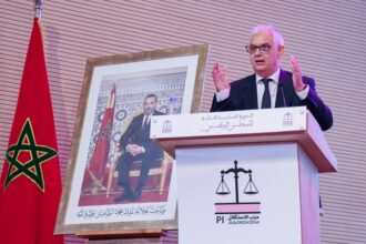 أمين عام حزب الاستقلال نزار بركة يتحدث في مؤتمر صحفي.
