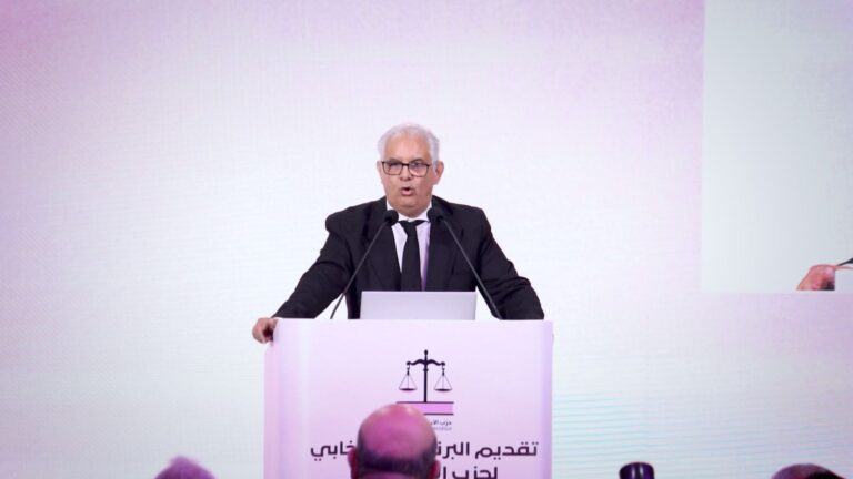نزار بركة يتحدث في مؤتمر صحفي