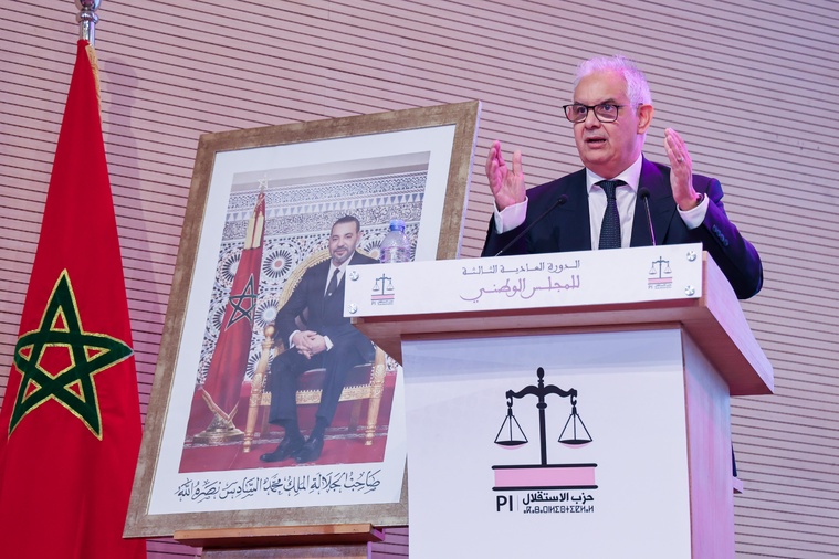 أمين عام حزب الاستقلال نزار بركة يتحدث في مؤتمر صحفي.