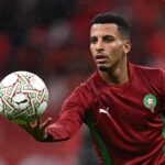 اللاعب المغربي عز الدين أوناحي يحمل الكرة في الملعب