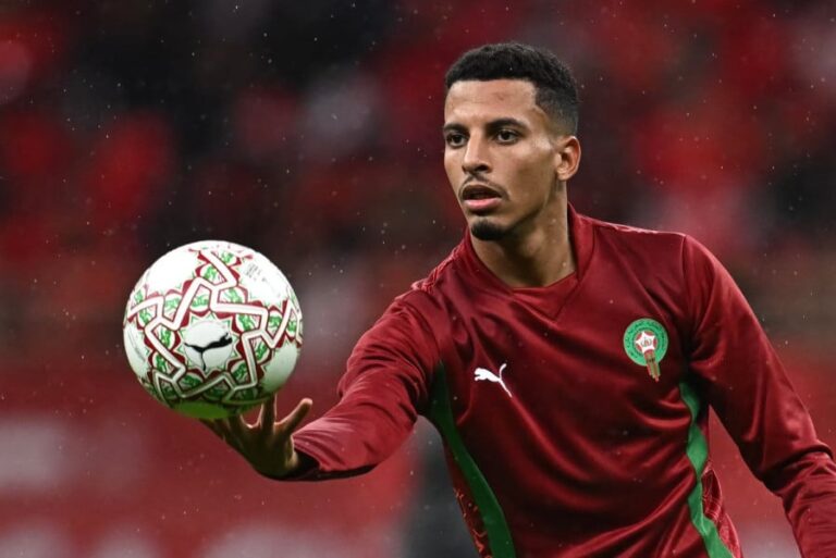 اللاعب المغربي عز الدين أوناحي يحمل الكرة في الملعب