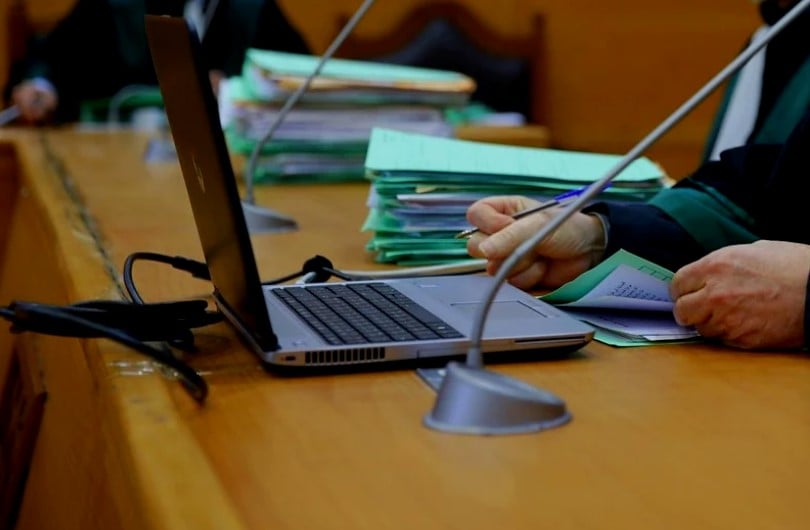اجتماع عمل على طاولة مع حاسوب محمول ووثائق.