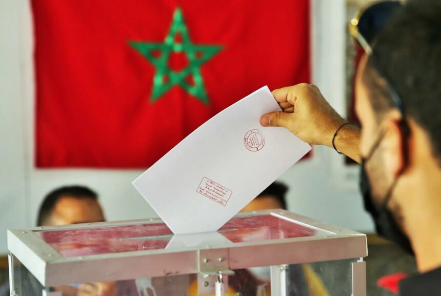 شخص يدلي بصوته في صندوق الاقتراع.