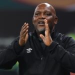 المدرب بيتسو موسيماني يدير مباراة.
