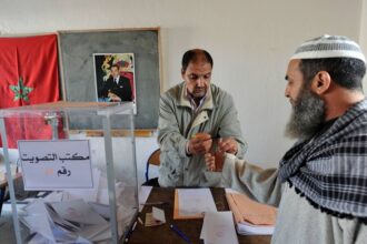 لقطة جماعية لعدد من الشخصيات السياسية البارزة في العيون
