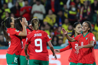 أربع لاعبات كرة قدم برتغاليات في الملعب