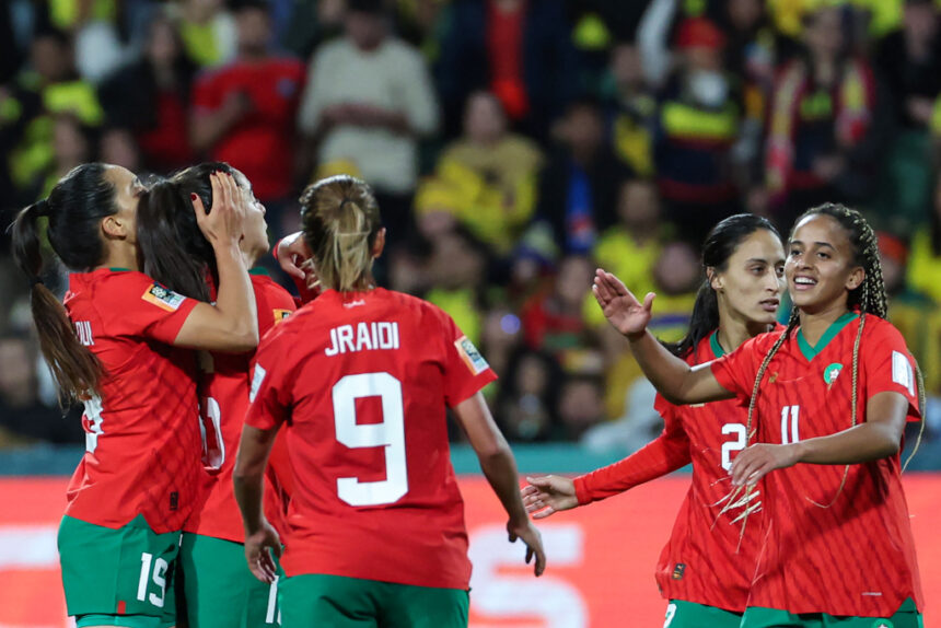 أربع لاعبات كرة قدم برتغاليات في الملعب