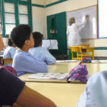 معلمة تشرح الدرس لطلابها في الفصل الدراسي