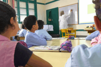 معلمة تشرح الدرس لطلابها في الفصل الدراسي