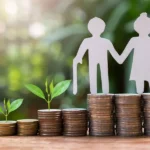 أشخاص على أكوام من العملات النقدية، ترمز للتقاعد والمال.