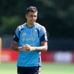 رودري لاعب كرة قدم في ملعب تدريب أديداس