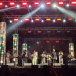 حفل موسيقي صاخب بإنارة ملونة على خشبة المسرح