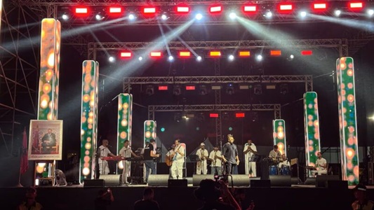 حفل موسيقي صاخب بإنارة ملونة على خشبة المسرح