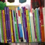 رفوف مكتبة مليئة بالكتب المدرسية المتنوعة