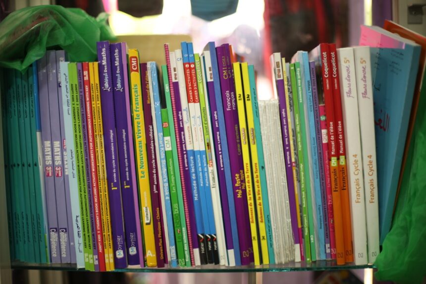 رفوف مكتبة مليئة بالكتب المدرسية المتنوعة