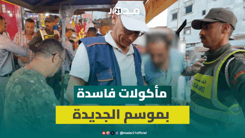 أشخاص ولافتة مكتوب عليها عبارات